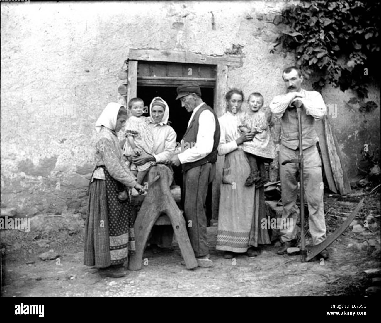 Un dipinto intitolato "le Travail, la Ferme: L'Affûtage", raffigurante una famiglia rurale di contadini di fronte alla loro casa. Il pezzo fa parte della collezione della Biblioteca di Tolosa, che mostra la vita rurale nella Francia del XIX secolo. Foto Stock