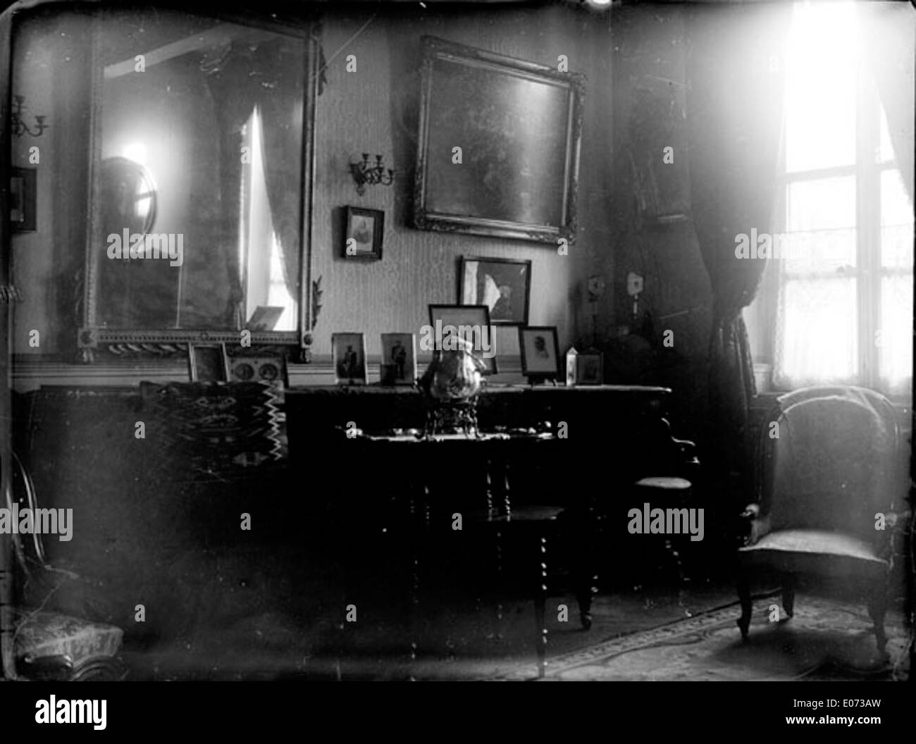 Una raffigurazione di un interno di un salone borghese in Germania, ospitato nella Biblioteca di Tolosa. Questo pezzo mette in mostra l'eleganza e lo stile degli spazi abitativi borghesi del XIX secolo. Foto Stock