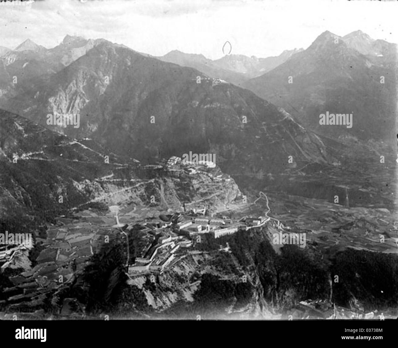 Vue générale d'une vallée en montagne avec onu village fortifié Foto Stock