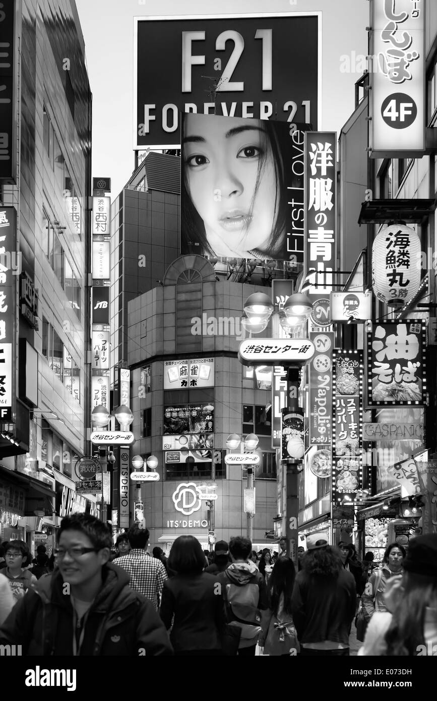Le persone sulle strade di Shibuya in serata. Tokyo, Giappone. In bianco e nero. Foto Stock