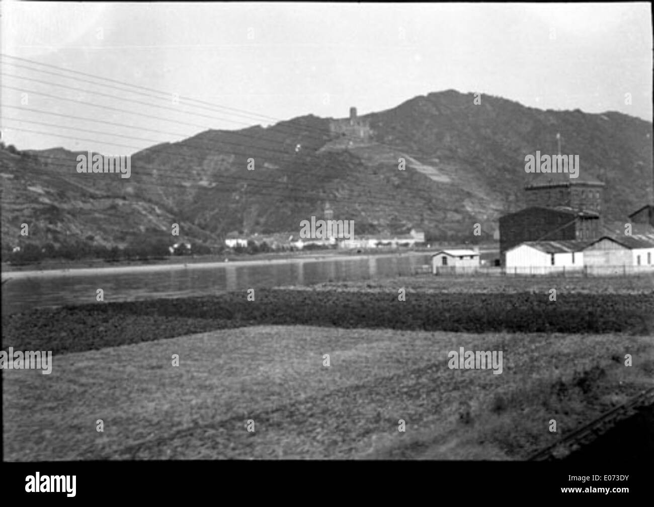 Questa opera d'arte raffigura una città lungo il fiume Reno in Renania-Palatinato, Germania. Cattura il paesaggio fluviale, l'architettura storica e il significato culturale della regione. Foto Stock