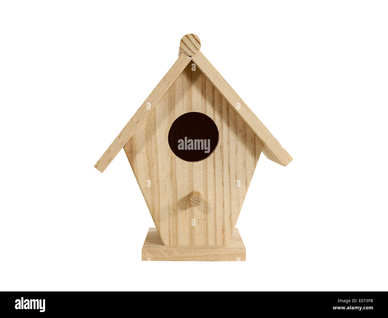 Piccolo legno birdhouse isolato con percorso di clipping. Foto Stock