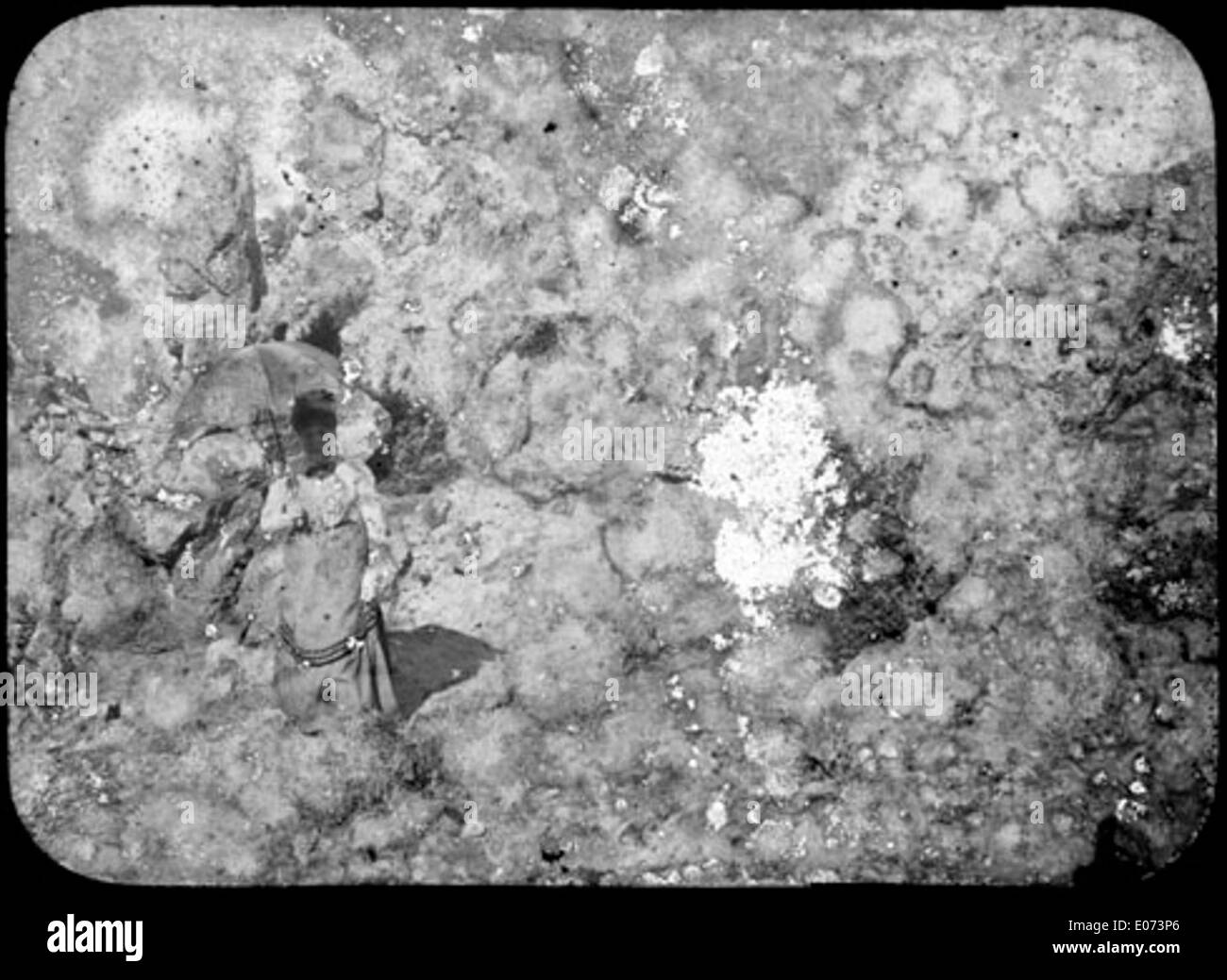 "Caroline Posant sur la Route du Canigou" dall'agosto 1890, mostra Caroline in piedi sulla strada per il monte Canigou prima della foresta di Balatg. Questa fotografia cattura il paesaggio naturale e il viaggio verso la montagna. Foto Stock