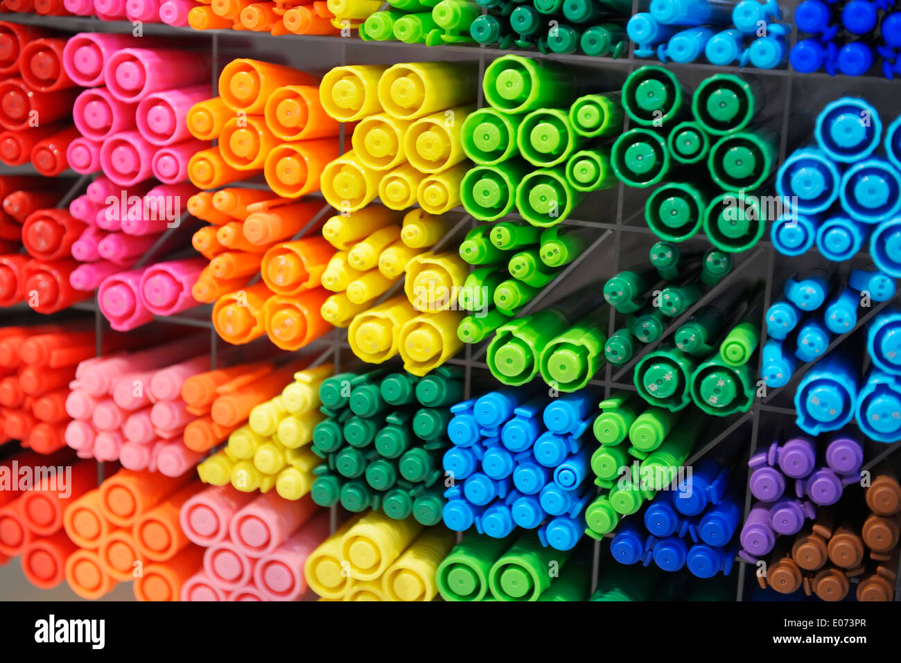 Marcatori colorati, evidenziatori sul display in un negozio, sfondo astratto Foto Stock
