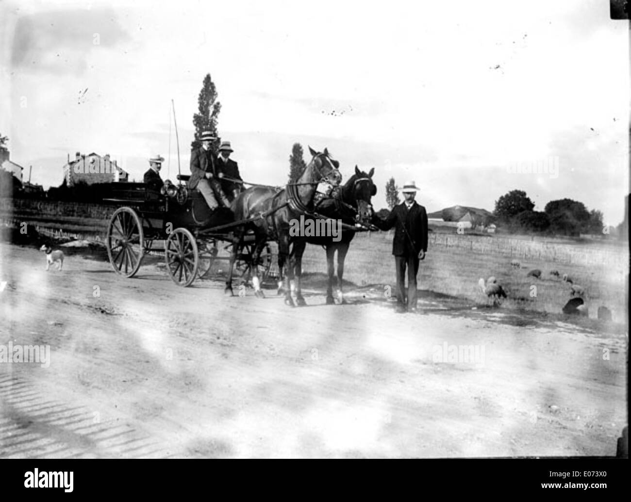 Questa opera d'arte, intitolata "Attelage avec voiture", illustra una carrozza trainata da cavalli, un mezzo di trasporto un tempo prevalente nel XIX secolo. Il pezzo, conservato nella Bibliothèque de Toulouse, offre una panoramica della storia sociale e culturale dei trasporti in Francia durante il periodo. Foto Stock
