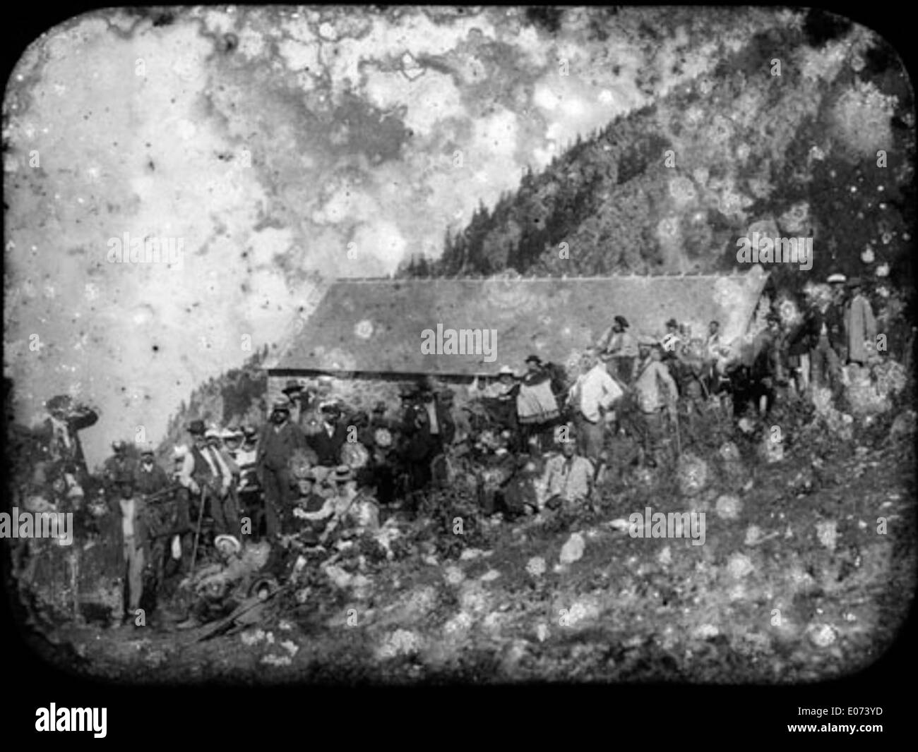 Questa fotografia del 1899 mostra l'incontro dell'Alpine Club presso la diga della foresta di Balatch, raffigurando i membri impegnati nelle loro attività. L'immagine cattura lo spirito della missione del Club Alpino, incentrata sull'alpinismo e sulla conservazione della natura, ed è ospitata nella Bibliothèque de Toulouse. Foto Stock