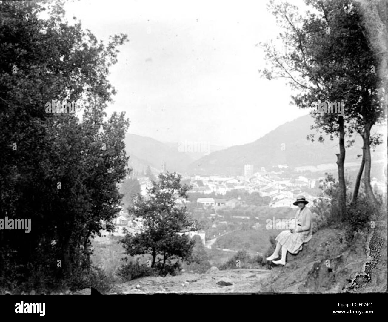 Questo dipinto, intitolato "Femme assise sur une motte Dominant une ville", raffigura una donna seduta su un tumulo che si affaccia su un paesaggio urbano. È ospitato nella Bibliothèque de Toulouse, che mostra un approccio classico alla pittura del paesaggio. Foto Stock