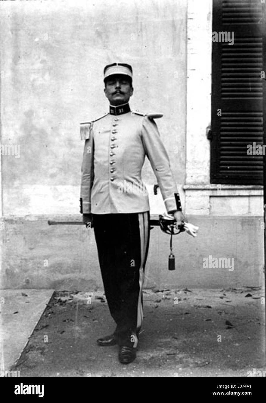 "Portrait en pied d'un officier au garde-à-vous" è un ritratto storico di un ufficiale francese raffigurato in uniforme militare in piedi all'attenzione. Il dipinto cattura la postura militare formale e la disciplina dell'ufficiale durante il XVIII secolo. Foto Stock