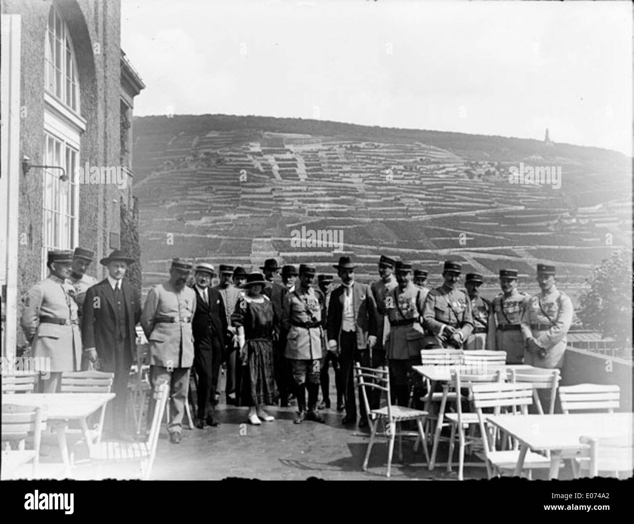 Questo dipinto ritrae un gruppo di ufficiali militari che posano su una terrazza, riflettendo la grandezza e la disciplina della vita militare. Gli ufficiali sono vestiti in abbigliamento formale, simboleggiando il loro status e ruolo nella gerarchia militare. Foto Stock
