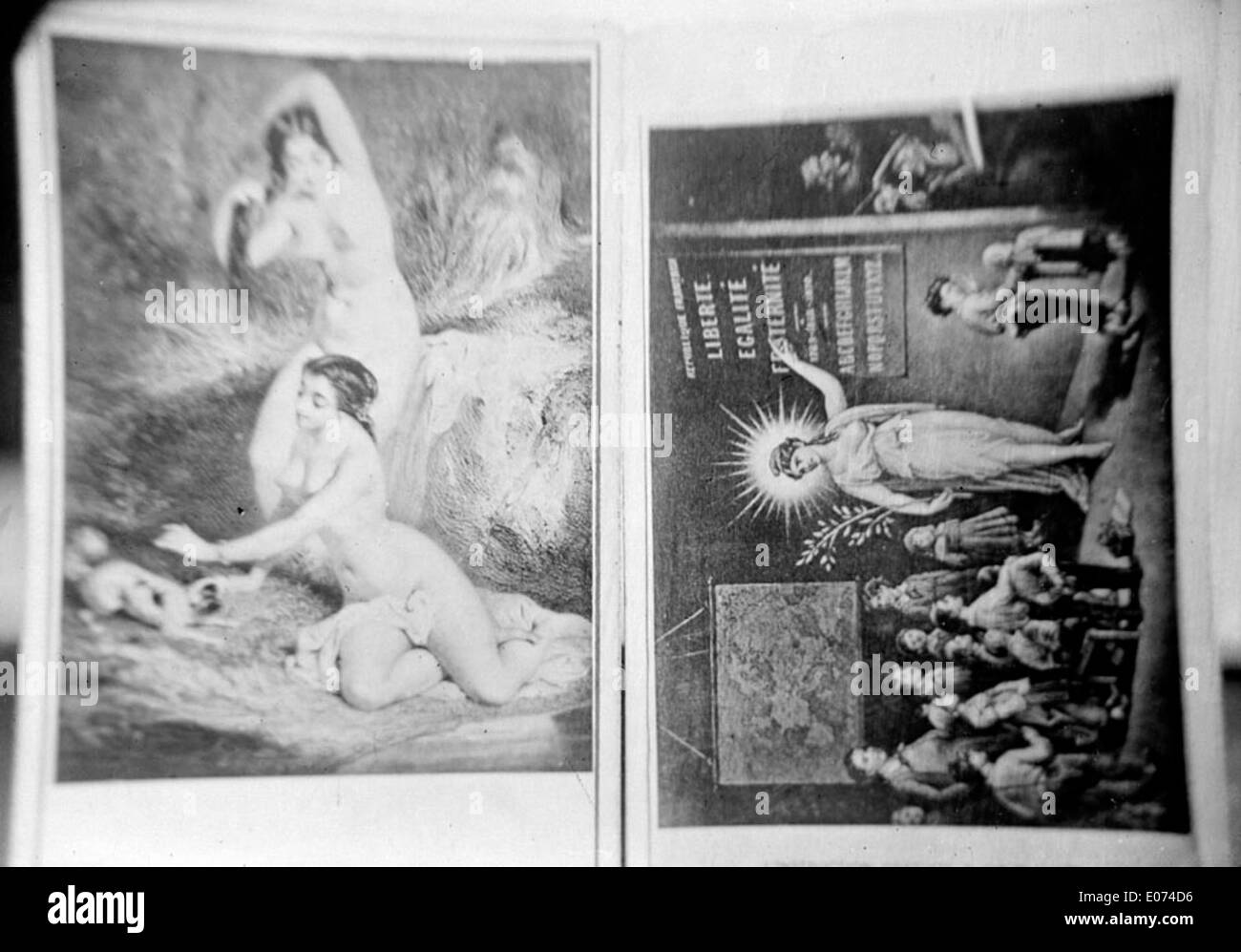 Questa stampa francese raffigura ninfe e "Marianne" che insegnano ai bambini l'alfabeto. Le opere d'arte combinano mitologia ed educazione, catturando un momento di istruzione in modo allegorico. Foto Stock