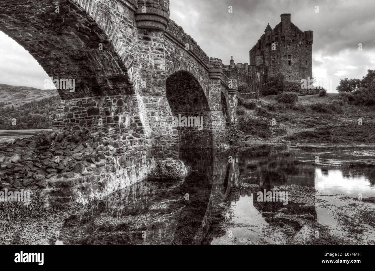 Illuminazione drammatica su Eliean Donan Castle in Scozia Foto Stock