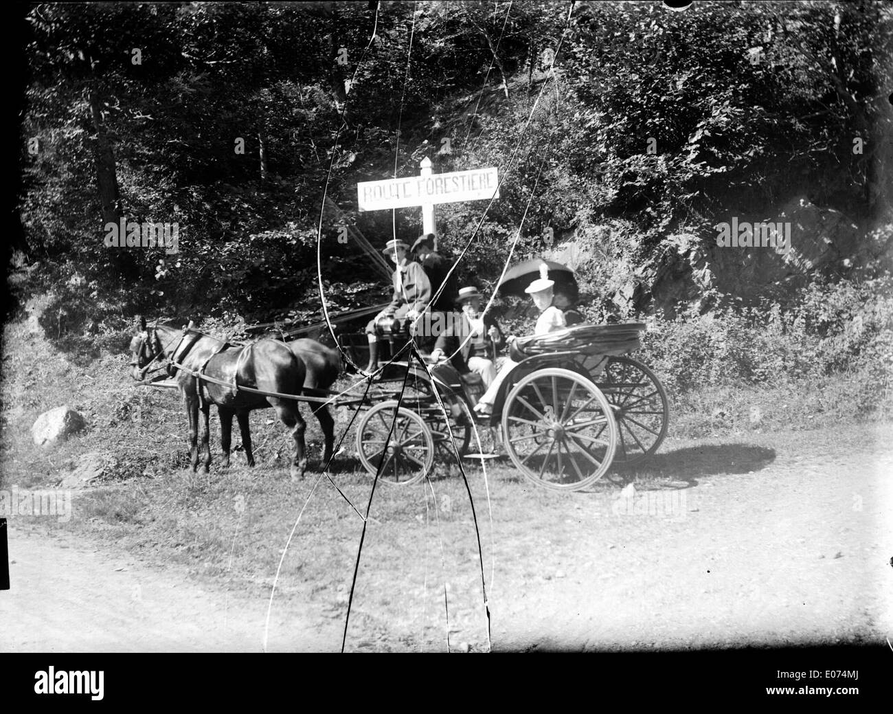Questa opera d'arte, intitolata "Entrée de la Route forestière", raffigura una vista panoramica della strada forestale vicino a Luchon, con "les cousins de Dijon" forse il riferimento dell'artista a figure specifiche o a una famiglia. Il pezzo riflette i paesaggi rurali francesi. Foto Stock