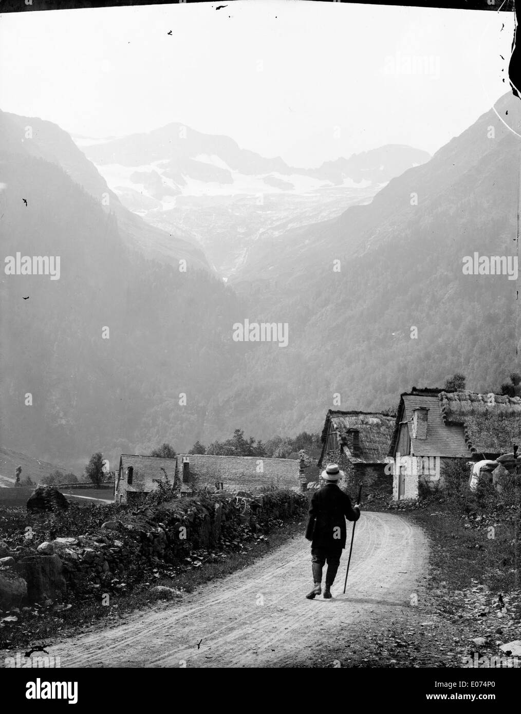 Il dipinto "Paysage de haute montagne" cattura la bellezza panoramica della Valle di Lys. Con i fienili rustici e le vaste viste sulle montagne, il pezzo riflette la natura tranquilla e senza tempo della vita alpina in questa regione francese. Foto Stock