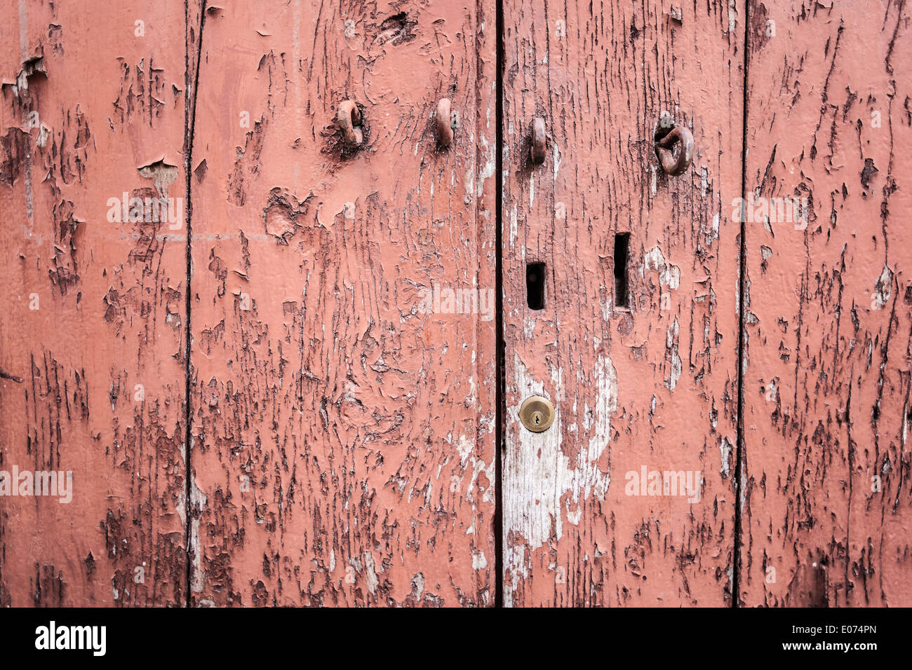 Un vecchio legno e grungy porta bloccata tipico del sud italia Foto Stock