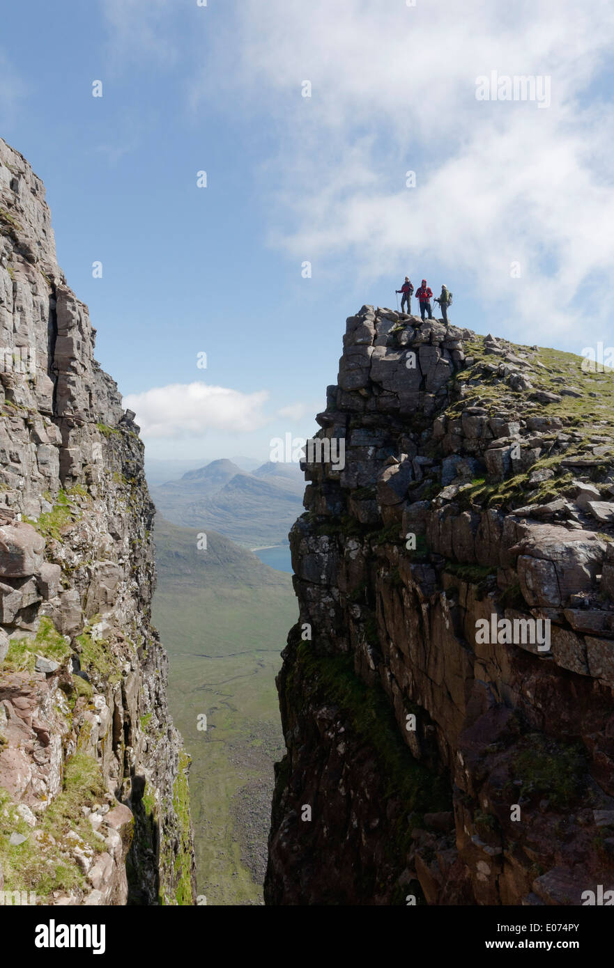 Tre hillwalkers sulla tacca nera (Eag Dubh) sulla traversa di Beinn Alligin in Torridon area della Scozia Foto Stock