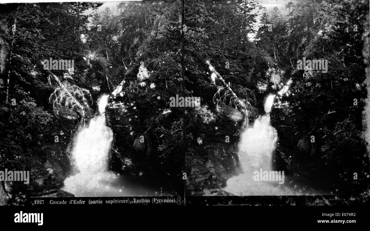 *Cascade d'Enfer* è una cascata situata nella zona di Luchon dei Pirenei francesi. Questa sezione superiore mozzafiato mette in mostra la bellezza naturale della regione, con acque a cascata circondate da vegetazione lussureggiante e aspri terreni di montagna. Foto Stock