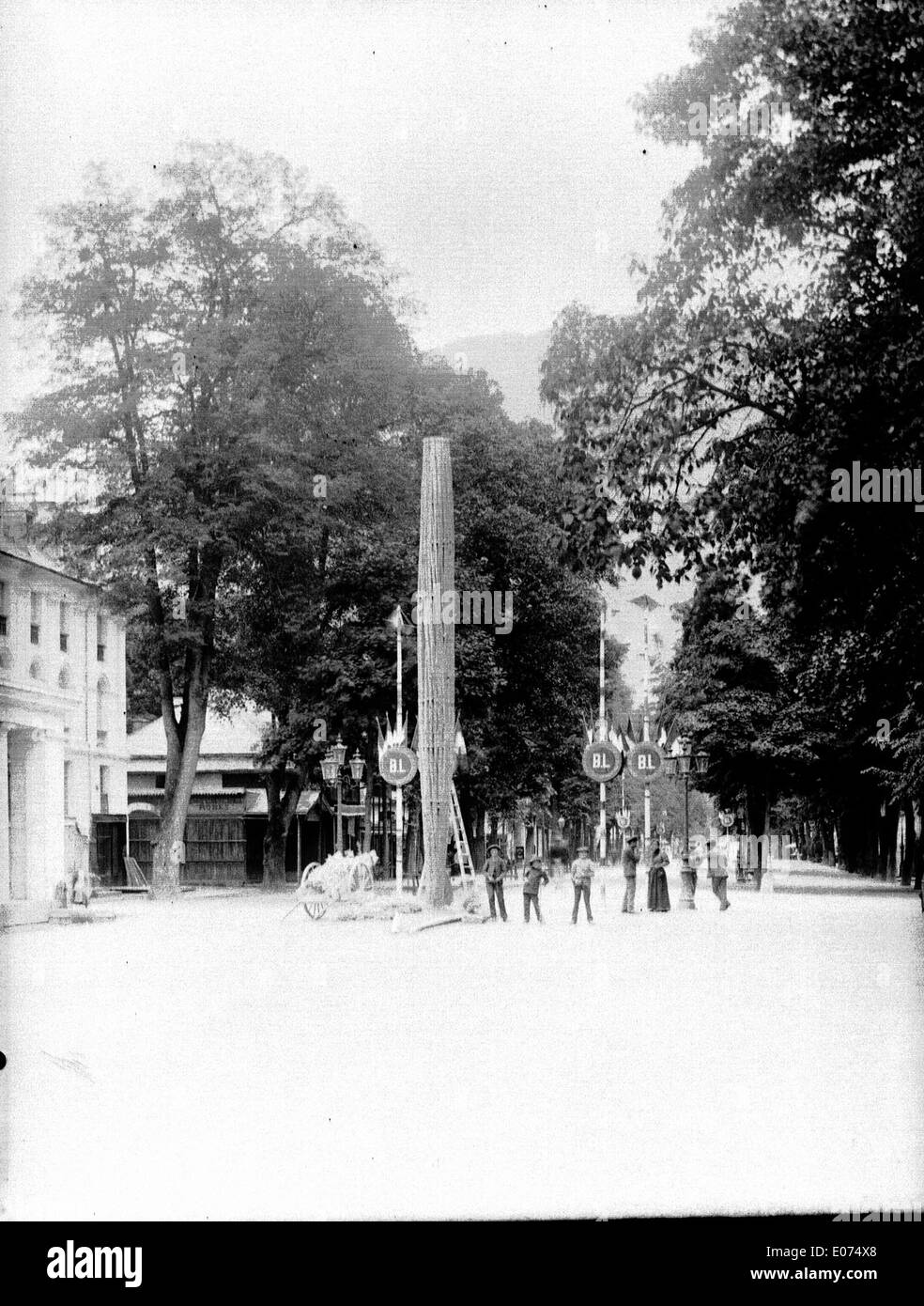 Il Fête de la Saint-Jean di Luchon è un festival tradizionale che si tiene ogni anno nei Pirenei francesi. Celebra i costumi e il patrimonio locale, tra cui musica, balli e un raduno comune dei residenti della città. Foto Stock