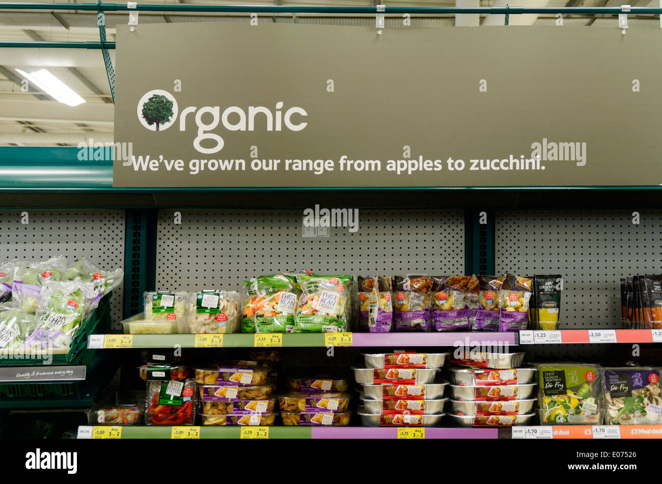 Alimenti biologici nel supermercato Tesco Foto Stock