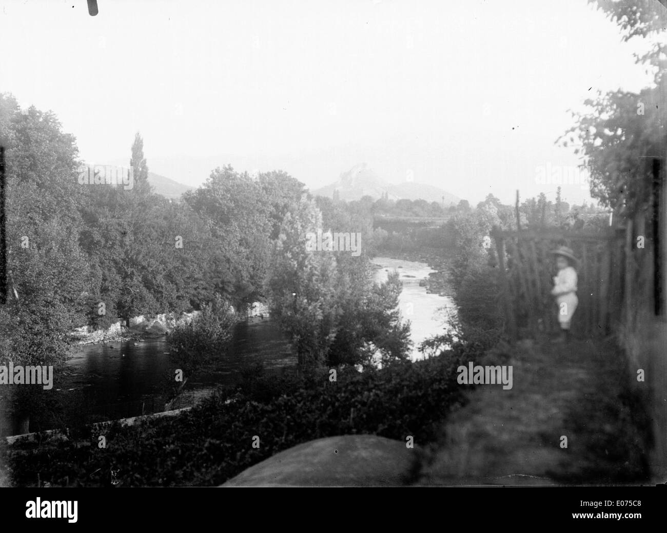 Questa fotografia dell'agosto 1906 mostra una partita di tennis che si svolge lungo le rive del fiume Ariège a Foix, in Francia, catturando un momento di svago e sport all'inizio del XX secolo in un ambiente pittoresco. Foto Stock