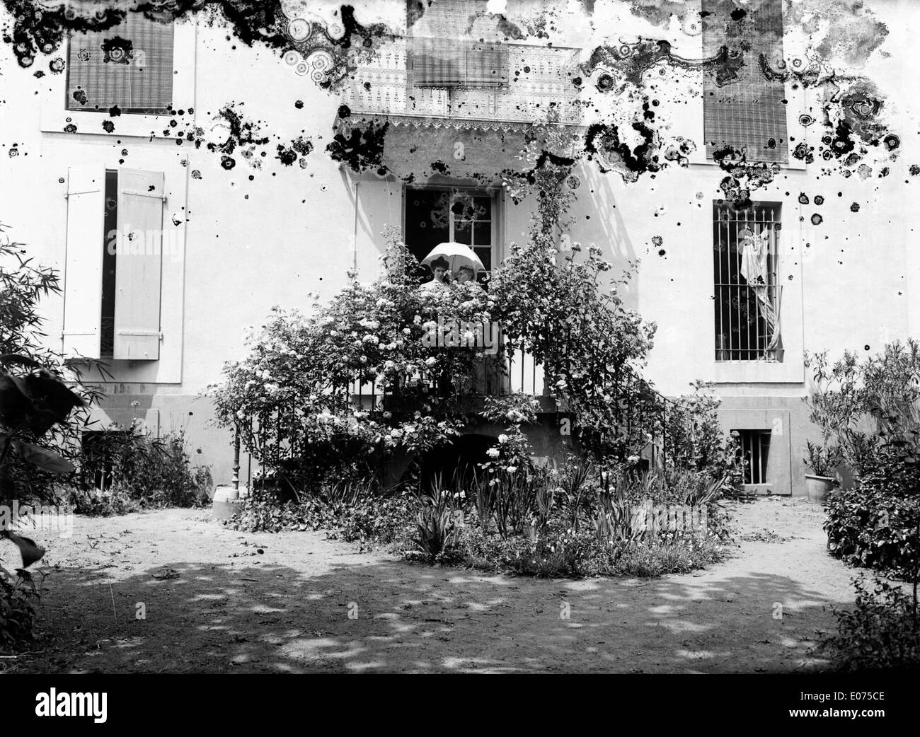 Il dipinto "Balcon aux rosiers" di E. Trutat raffigura una vista serena di un balcone adornato di rose in uno chalet di Foix. L'opera cattura la calma bellezza della campagna francese attraverso vivaci dettagli floreali e architettonici. Foto Stock