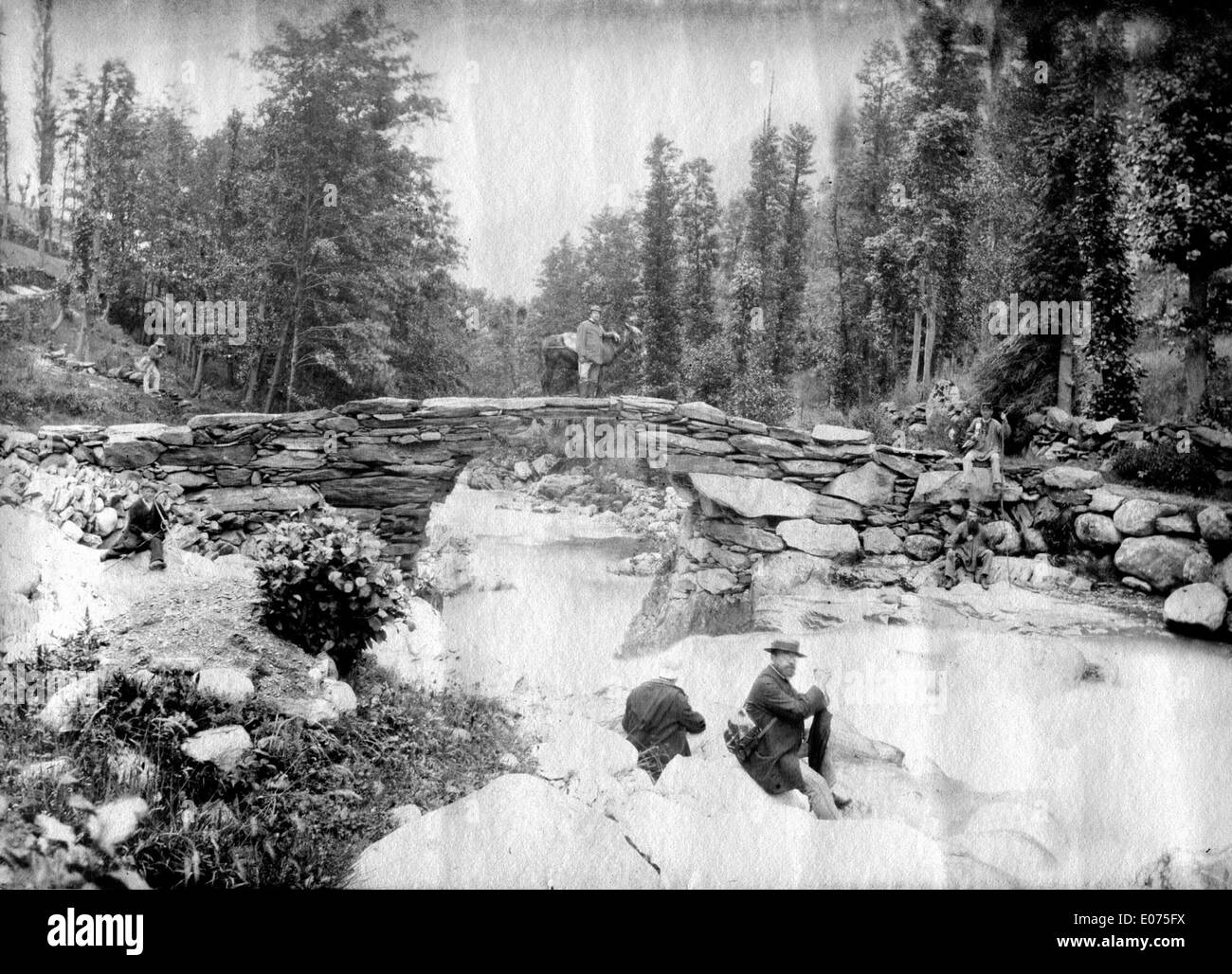 Questa fotografia, scattata il 16 luglio 1882, mostra il Pont aux ,nes ad Auzat con le guardie forestali Regnault, Cochet e de St-Venant. L'immagine offre una vista storica del ponte e del paesaggio circostante. Foto Stock