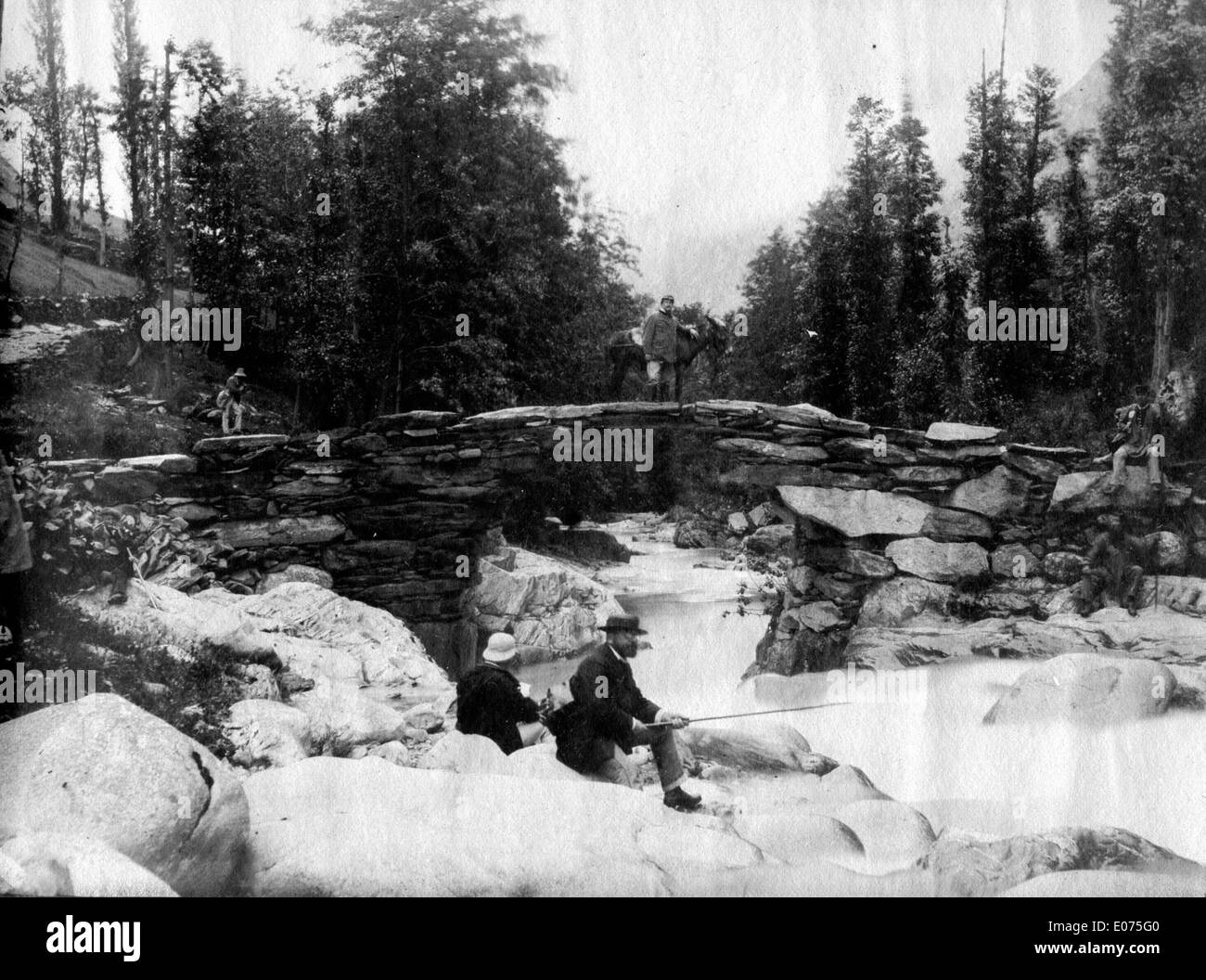 La fotografia, scattata il 16 luglio 1882, mostra il Pont aux Auzat con le guardie forestali Regnault, Cochet e de St-Venant nei Pirenei francesi. L'immagine cattura il paesaggio naturale e il contesto storico del tempo. Foto Stock