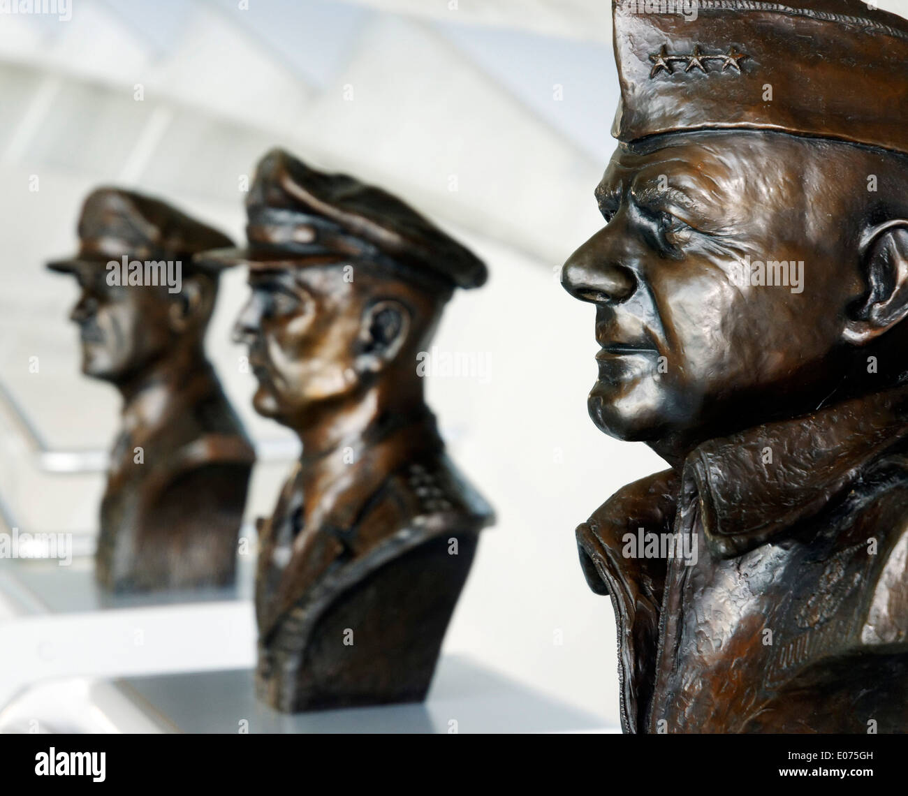 I busti di USAF Ottava Air Force commander James Doolittle, Carl Spaatz e Ira Eaker a Duxford Air Museum, Inghilterra Foto Stock