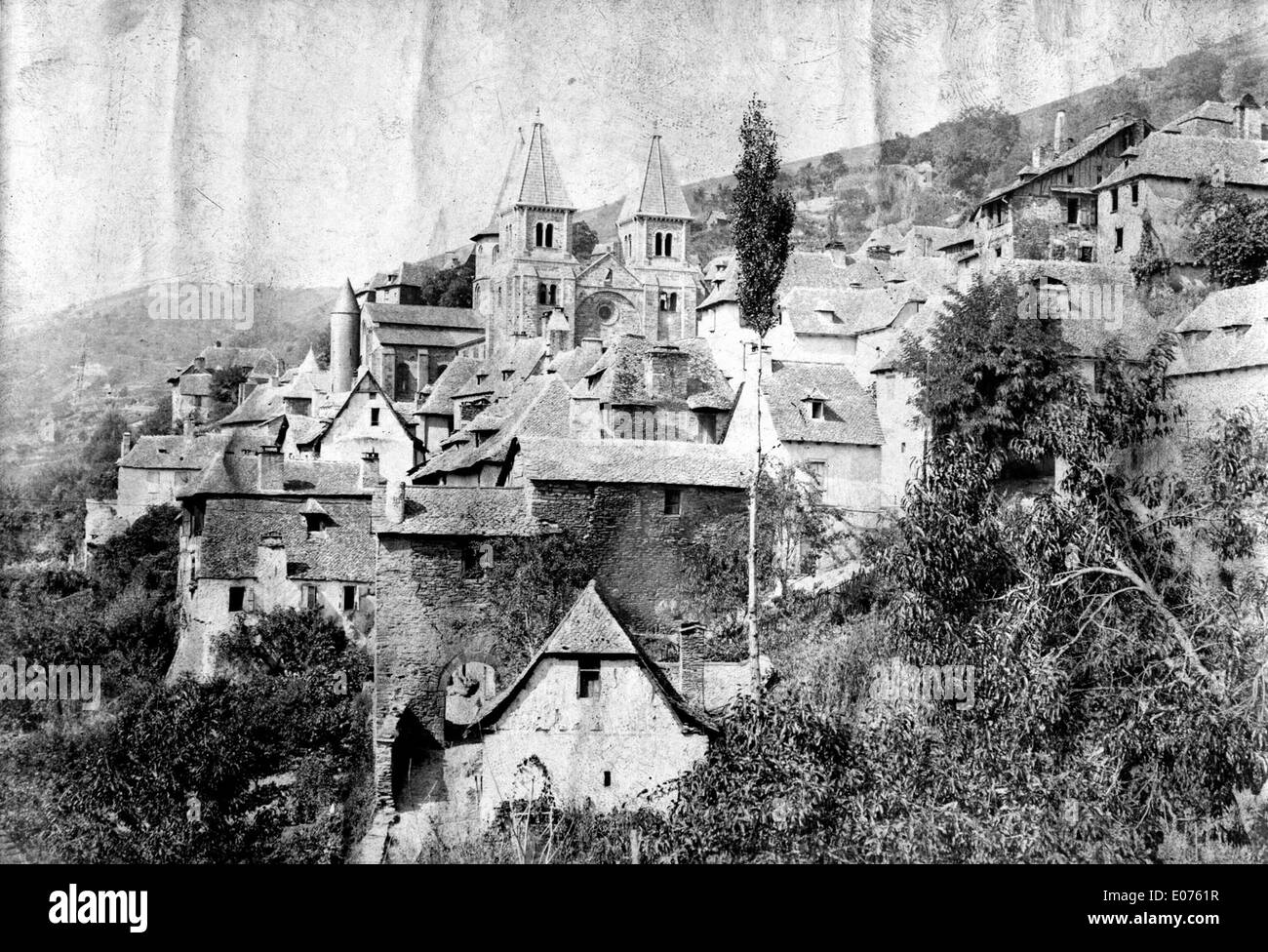 Conques, un villaggio medievale situato ad Aveyron, in Francia, è rinomato per la sua architettura romanica e i paesaggi panoramici. Il villaggio è sede della famosa Abbazia di Conques, un importante sito storico e religioso nel sud della Francia. Foto Stock