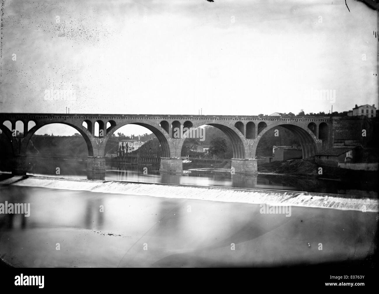 Il Pont Neuf di Albi, in Francia, è un ponte storico che attraversa il fiume Tarn, noto per la sua architettura medievale e la sua importanza nella storia della regione. Foto Stock