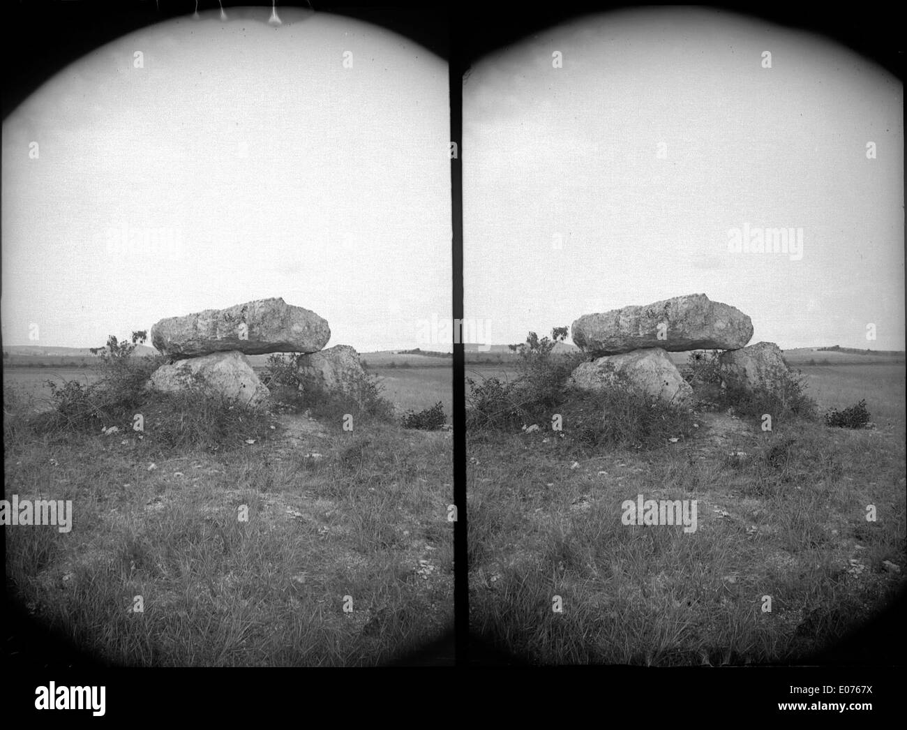 Un dolmen situato a Cahuzac, in Francia, rappresenta una struttura preistorica in pietra utilizzata per scopi funerari o cerimoniali. Questo sito megalitico fornisce informazioni sulle antiche pratiche di sepoltura e sull'architettura preistorica. Foto Stock