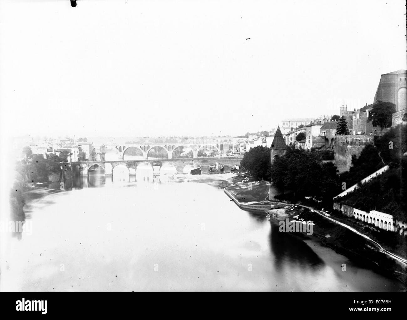 Un dipinto di Albi, che presenta la vista dei ponti sul fiume Tarn, catturata dal viadotto della ferrovia, presentando la bellezza architettonica e naturale della città. Foto Stock