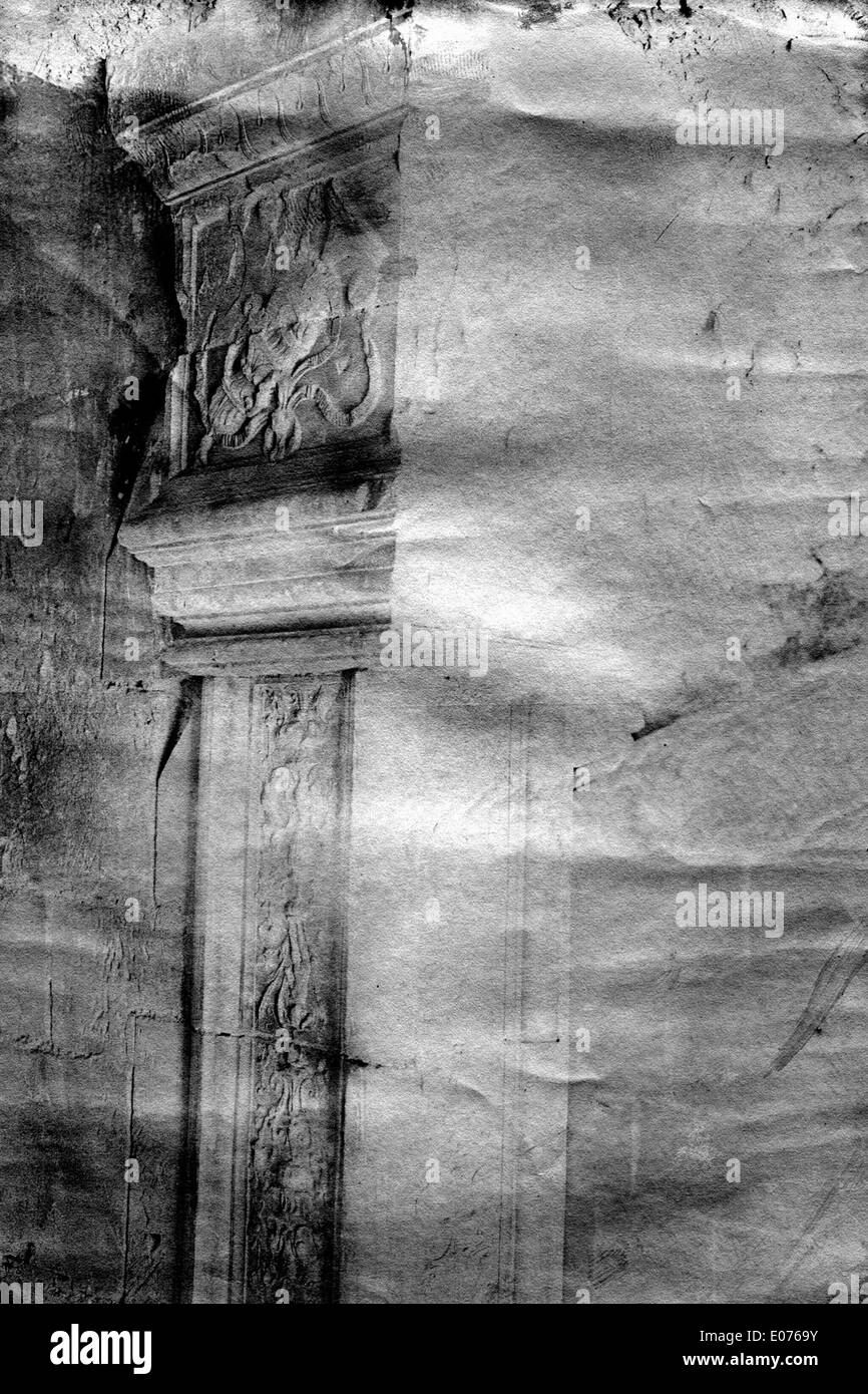 "Le château d'Assier, Lot" del 1889 illustra una vista panoramica del castello di Assier in Francia. Il dipinto riflette il fascino della fine del XIX secolo per l'architettura storica e i paesaggi romantici. Il castello è mostrato in intricati dettagli, catturandone la grandezza e il significato storico. Foto Stock