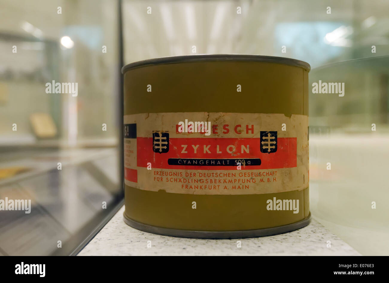 Un può di Zyklon B cristalli di cianuro utilizzato nell'Olocausto nazista forni a gas, sul display nella storia tedesca Museum di Berlino Foto Stock