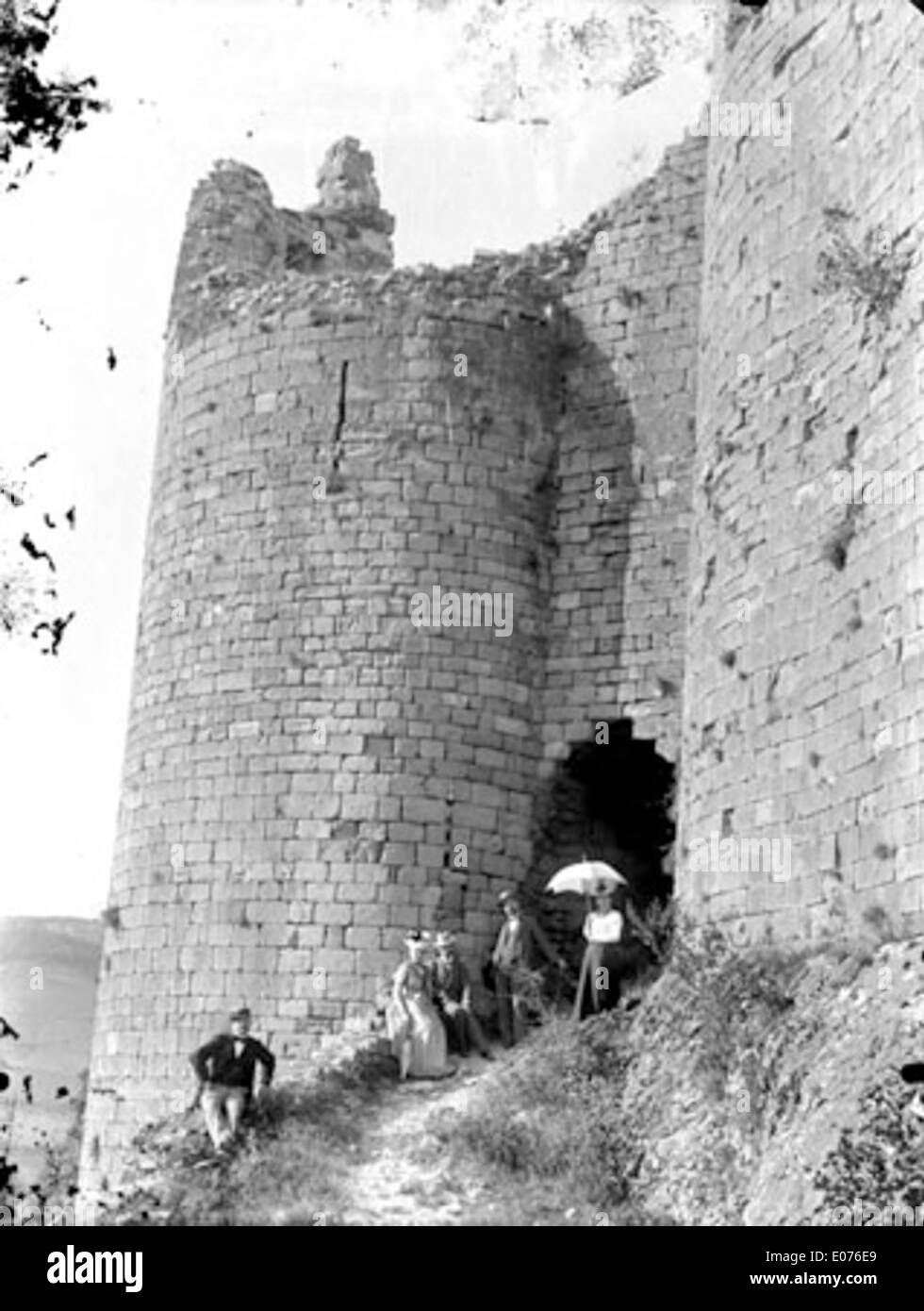Penne si riferisce a un tipo di pasta italiana, caratterizzata dalla sua forma cilindrica. È comunemente usato in vari piatti di pasta, specialmente quelli con sughi ricchi come la marinara o l'Alfredo. Foto Stock