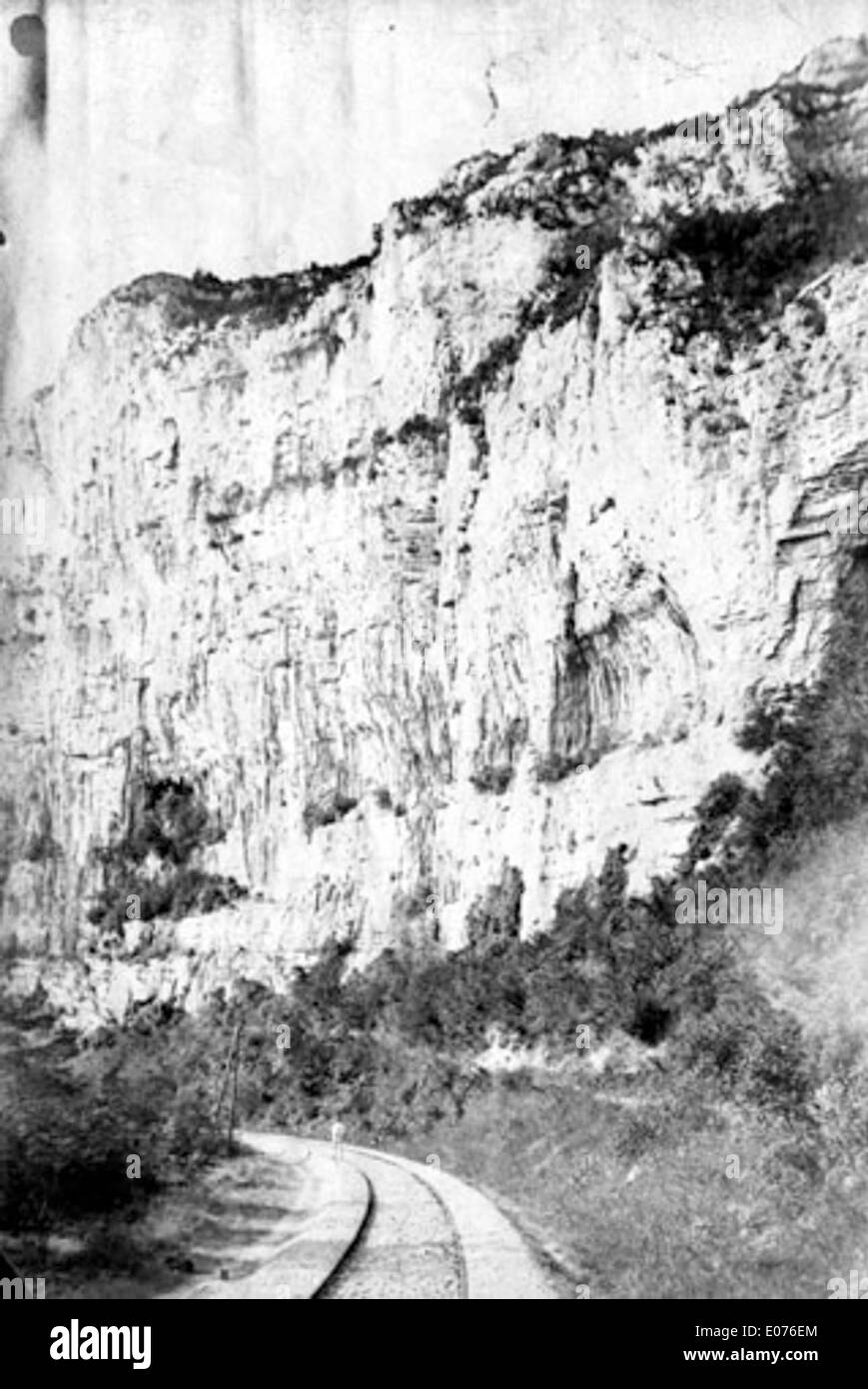 'Rocher de Biousac, penne' è un dipinto di paesaggio del 1889 che mostra la bellezza naturale della campagna francese nella regione di penne, con particolare attenzione all'affioramento roccioso. Foto Stock
