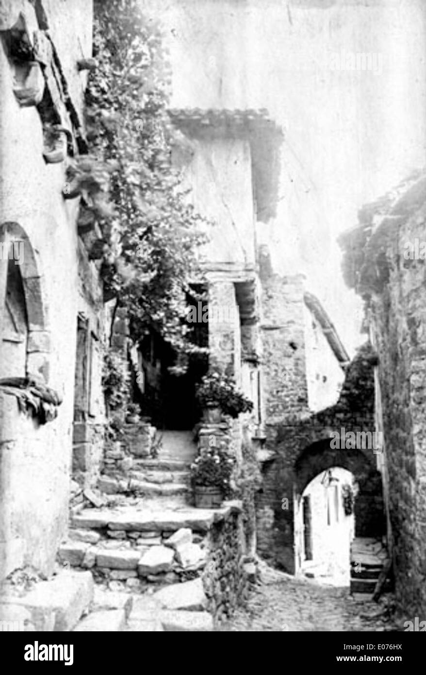 "Maison des Chats" è un'affascinante rappresentazione del settembre 1889, che probabilmente mostra una scena pittoresca a penne, in Francia, probabilmente con i gatti come tema centrale. Questa opera d'arte cattura un assaggio della vita quotidiana, attraverso gli occhi dell'artista in un ambiente storico. Foto Stock