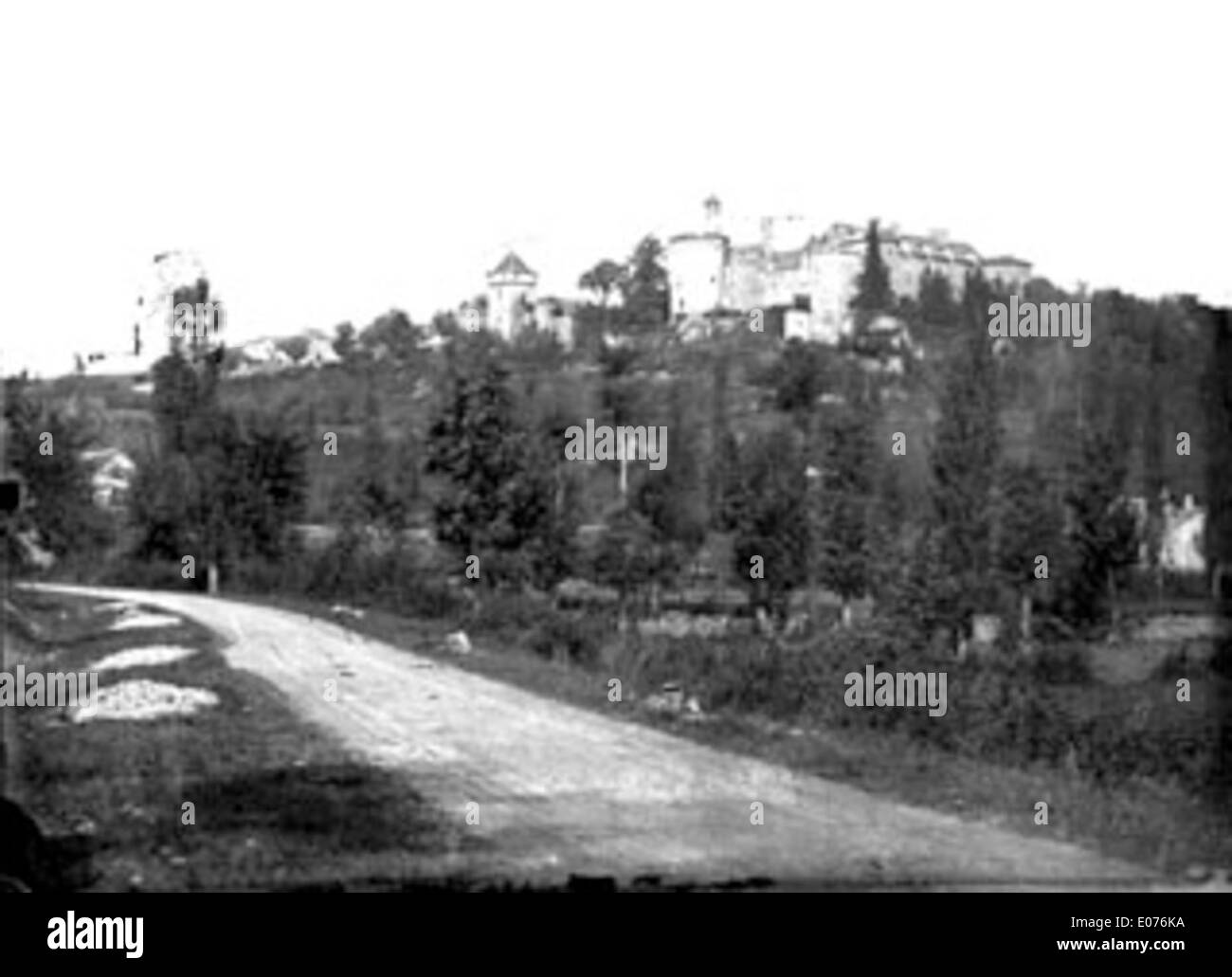 Questa fotografia raffigura una vista di un château dalla valle del Seye, che mostra la grandiosa architettura e il paesaggio tipico della campagna francese. Foto Stock