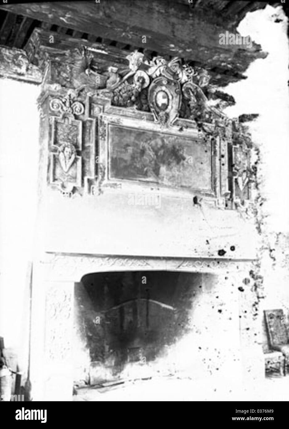 "Chemin de la grande Salle, Cornusson" rappresenta una vista panoramica di un percorso storico che conduce attraverso un ambiente naturale o architettonico, mostrando una miscela di bellezza naturale e ambienti strutturati. Foto Stock