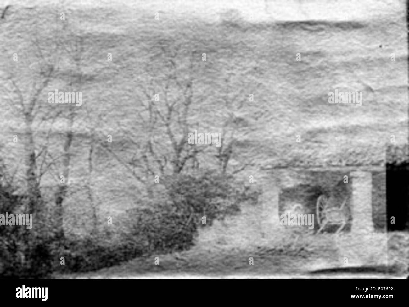 Questo schizzo, intitolato "Essai, grange, deux piliers de pierre", raffigura una struttura rurale con due pilastri di pietra che incorniciano l'ingresso. L'opera d'arte cattura una scena rurale semplice ma sorprendente, evidenziando elementi architettonici e naturali con particolare attenzione alla struttura e alla forma. Foto Stock