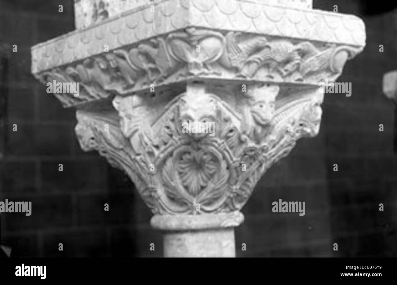 Questa fotografia mostra l'intricata chapiteau (capitale) scolpita dal chiostro dell'abbazia di Moissac, mettendo in evidenza i suoi dettagli rilievi medievali. L'opera è un esempio significativo di scultura romanica del XII secolo. Foto Stock