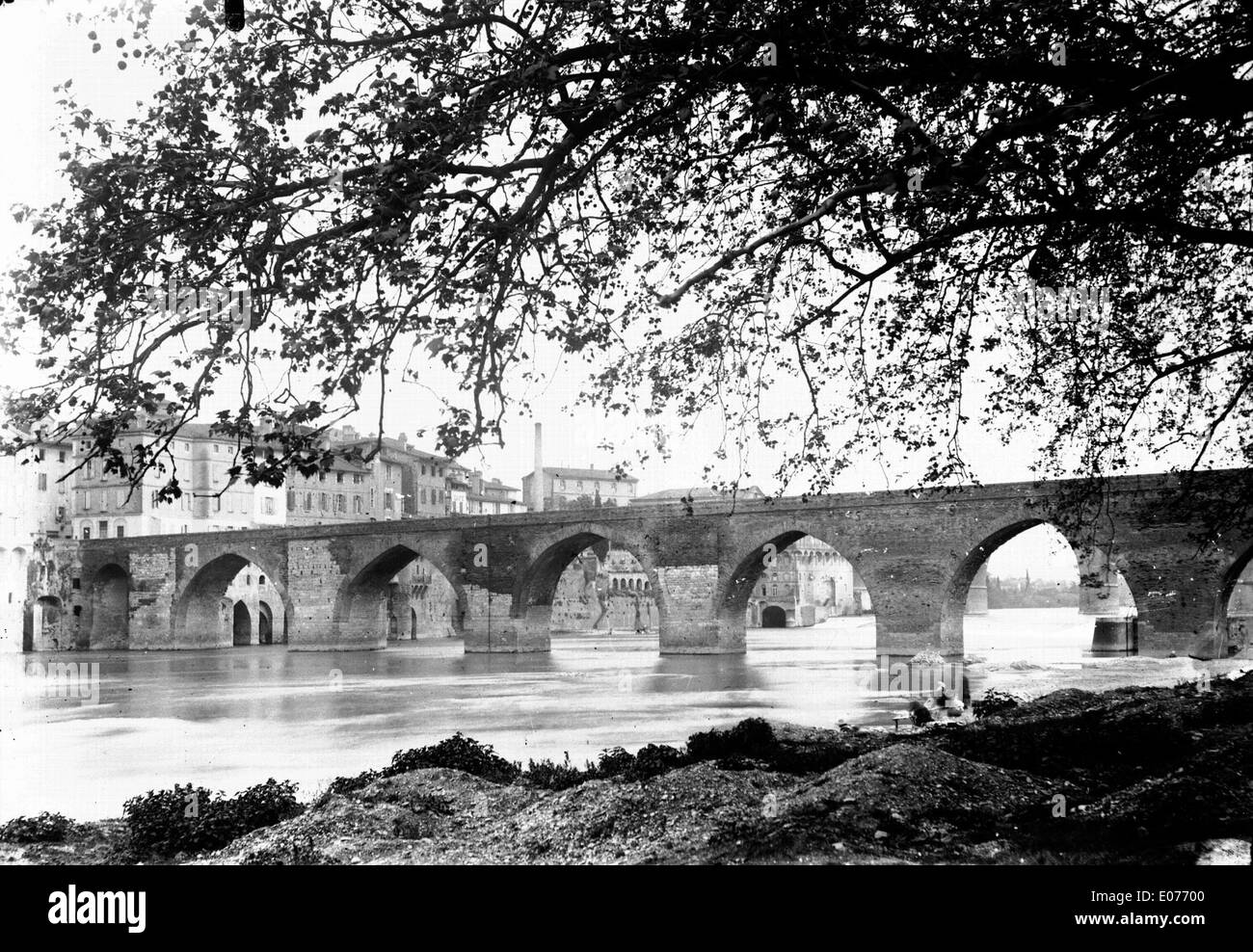 Il Pont Vieux, un ponte medievale ad Albi, in Francia, attraversa il fiume Tarn ed è un punto di riferimento storico e architettonico. Foto Stock