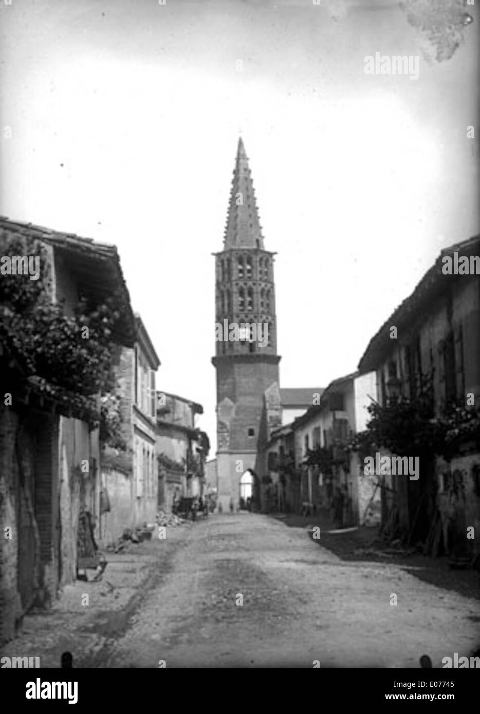Il "Clocher de Negrepelisse" si riferisce al campanile di una chiesa storica nella città di Nègrepelisse, in Francia. Questo campanile è un importante punto di riferimento architettonico e culturale della regione, che mostra l'architettura medievale francese. Foto Stock