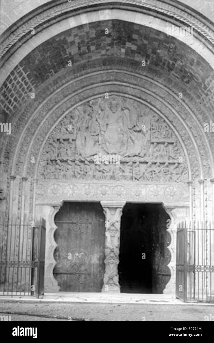Il Portail di Moissac è un capolavoro romanico situato nel sud-ovest della Francia. È rinomata per la sua dettagliata opera scultorea, raffigurante scene della vita di Cristo, con intricate incisioni che dimostrano le abilità degli artigiani medievali e la devozione religiosa del tempo. Foto Stock