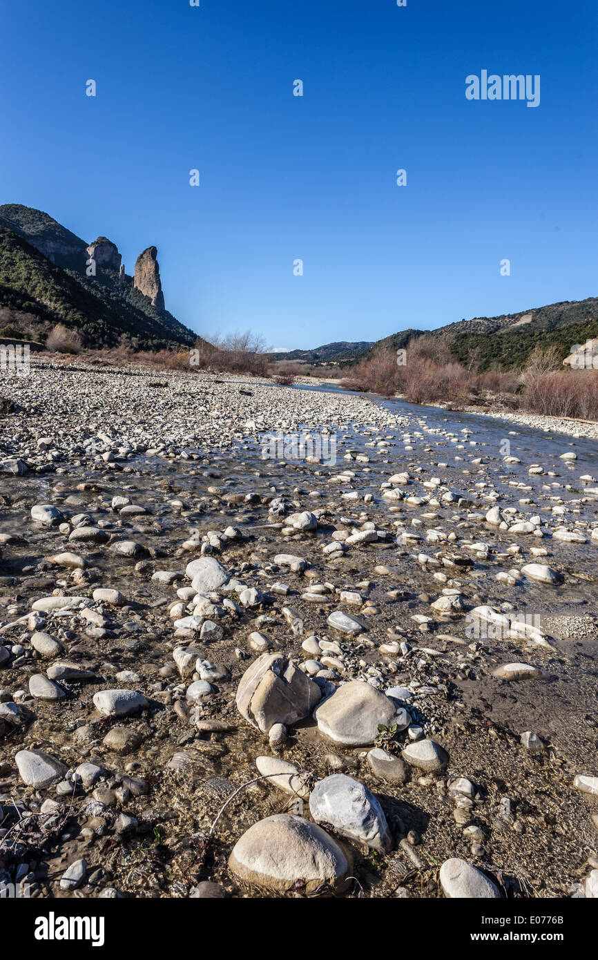 Un quasi essiccato letto torrent con pendenze in background Foto Stock