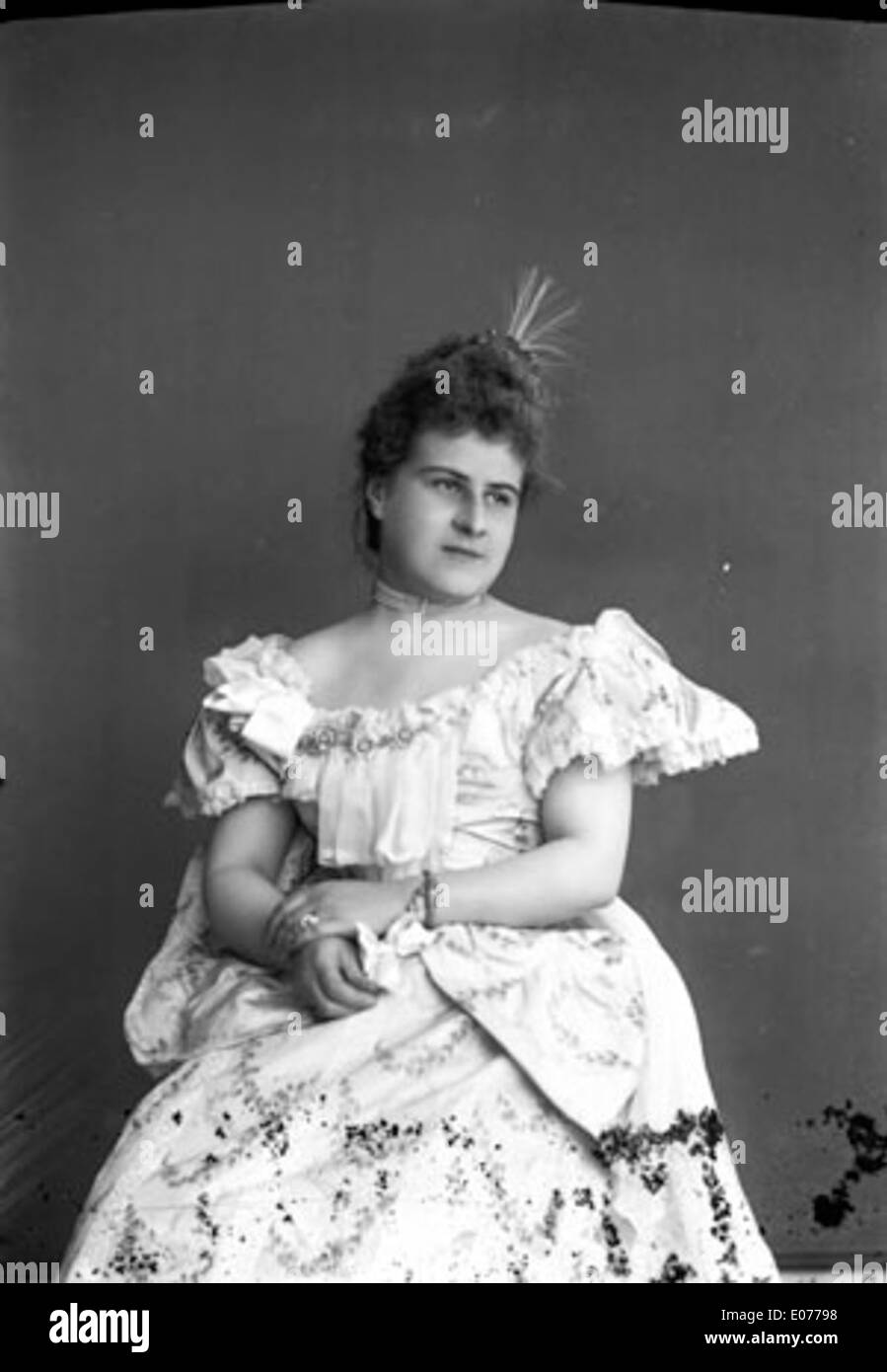 Questo ritratto, intitolato *Marguerite D*, ritrae il soggetto con raffinata eleganza e grazia. Anche se i dettagli completi dell'opera sono meno documentati, la rappresentazione è caratterizzata da una forte pennellatura e dal trattamento sensibile della luce e dell'ombra. Foto Stock