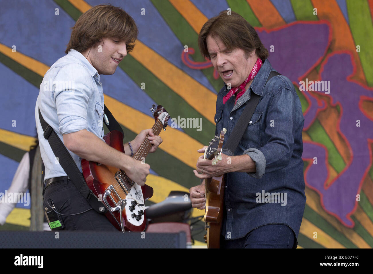 New Orleans, Louisiana, Stati Uniti d'America. Il 4 maggio, 2014. JOHN FOGERTY (R) suona dal vivo con il suo figlio SHANE FOGERTY a Nola Jazz Fest di New Orleans, Louisiana Credito: Daniel DeSlover/ZUMAPRESS.com/Alamy Live News Foto Stock