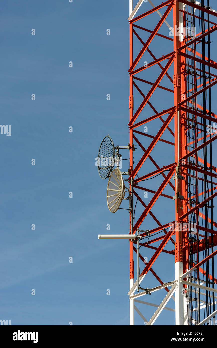 Dettaglio della torre per antenna, inclusi disco parabolico antenna Foto Stock