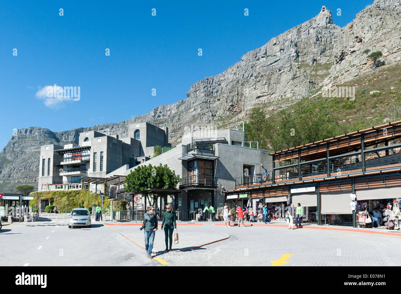 I turisti alla stazione della funivia con Table Mountain in background, Cape Town, Sud Africa Foto Stock