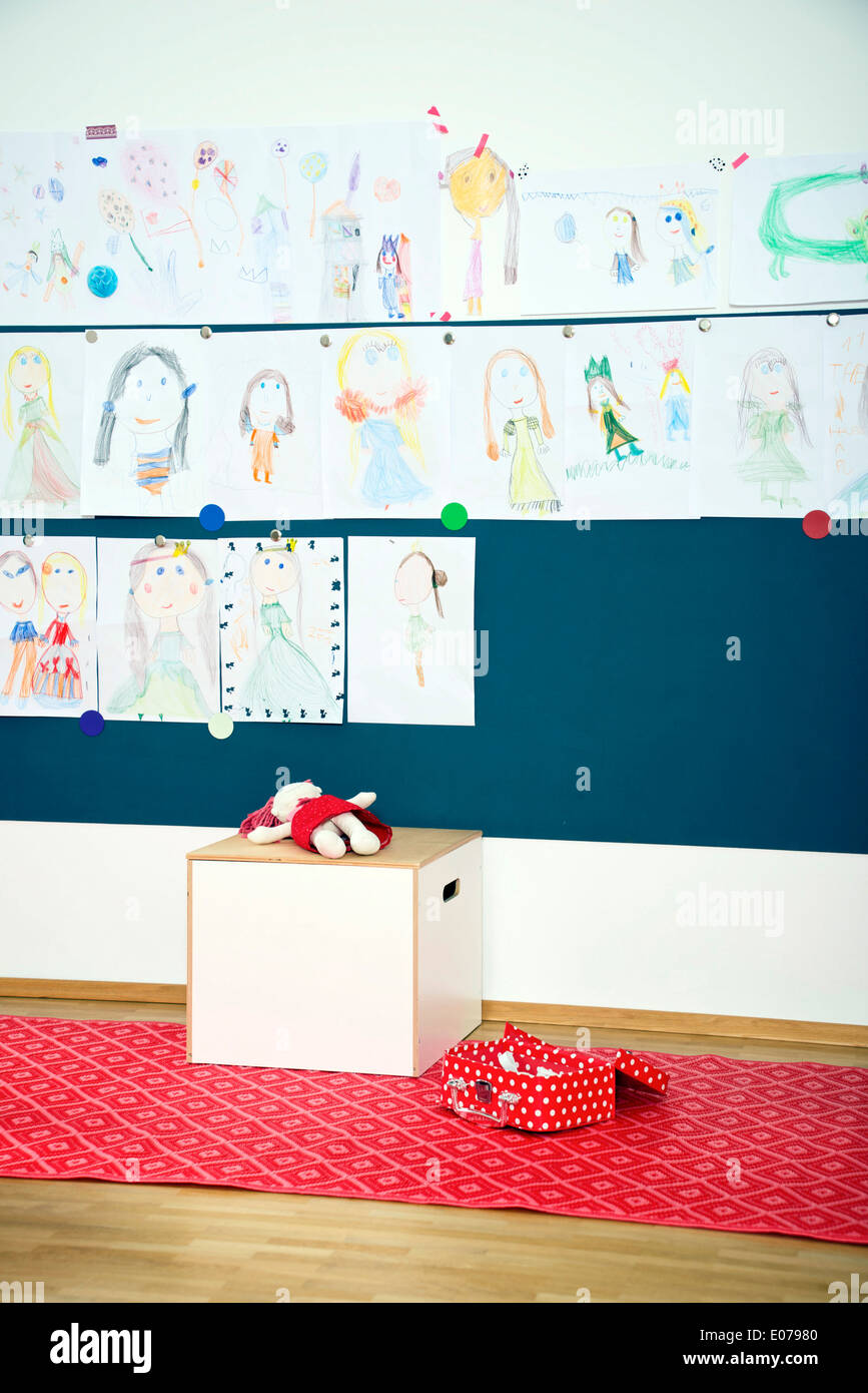 Bambino di disegni sulla parete in aula Foto Stock