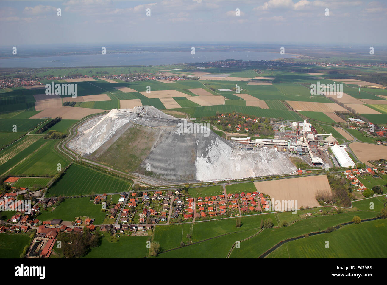 Vista aerea della miniera Sigmundshall vicino Bokeloh (Bassa Sassonia, Germania), la foto è stata scattata a 01.05.2013 da un aeromobile leggero. È l'ultima produzione di miniera di sale in Bassa Sassonia. Foto Stock